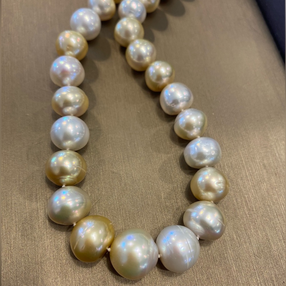 South Sea white and golden near round Pearl necklace with 14K Solid Gold Clasp - Picture 4 of 8